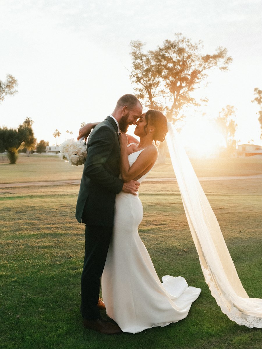 Los novios abrazados al atardecer