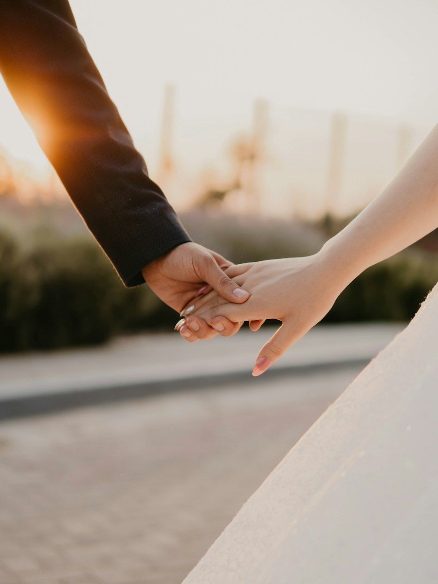 Los novios tomados de la mano