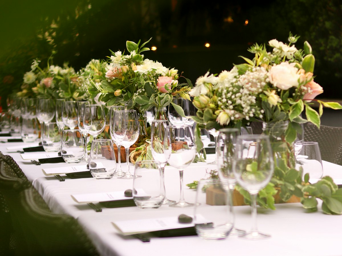 Mesa larga decorada con flores para la recepción
