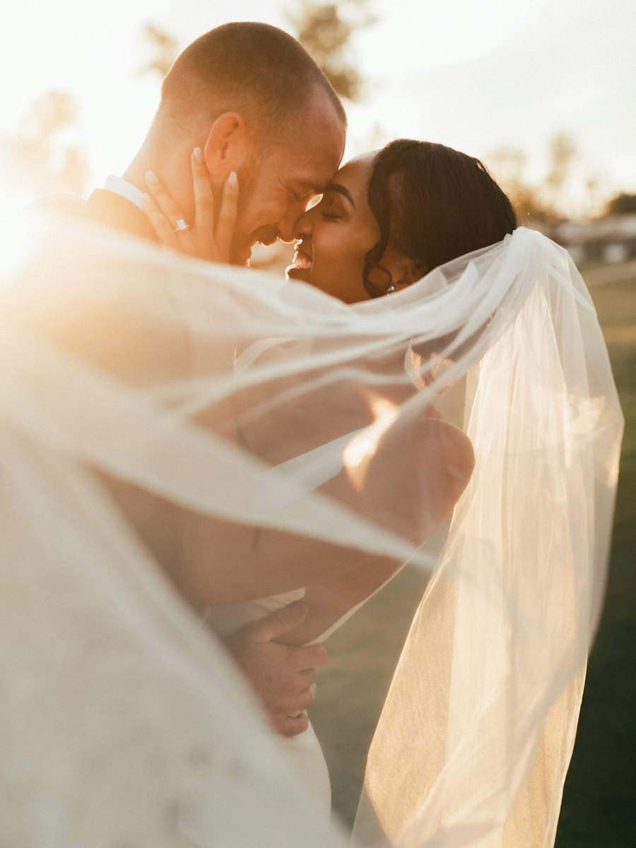 Los novios bajo el velo