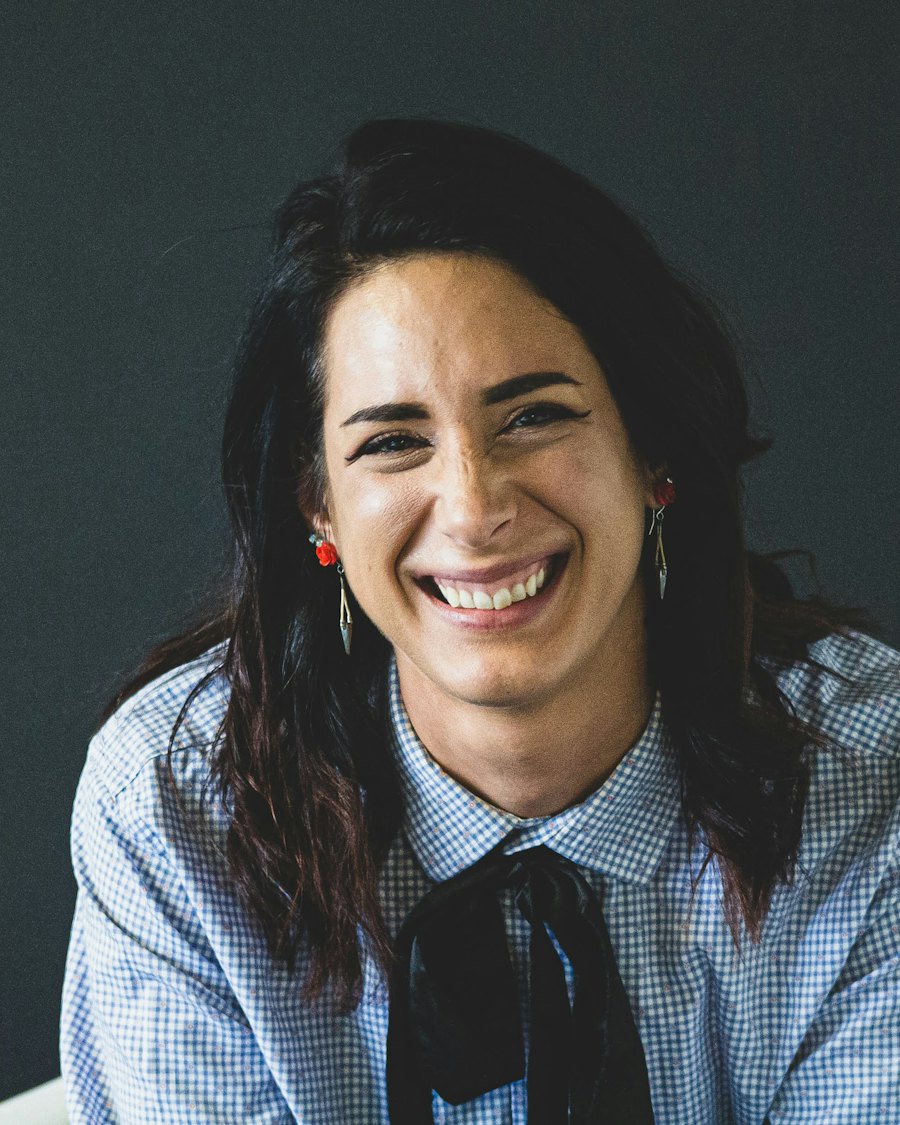 Retrato de una arquitecta sonriendo